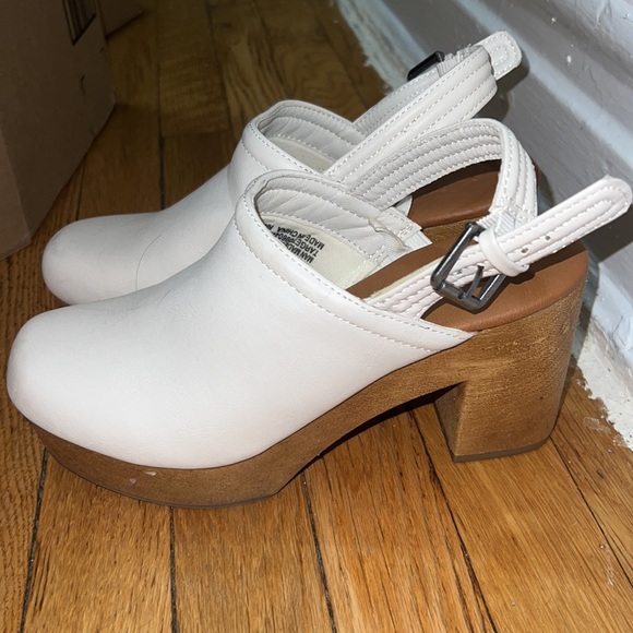 Universal Thread Clogs - Picture 3 of 8